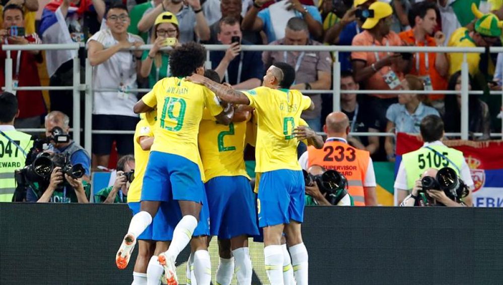 Los jugadores de Brasil celebran un tanto ante Serbia