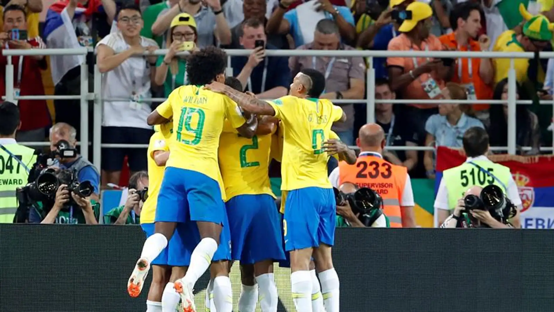 Los jugadores de Brasil celebran un tanto ante Serbia