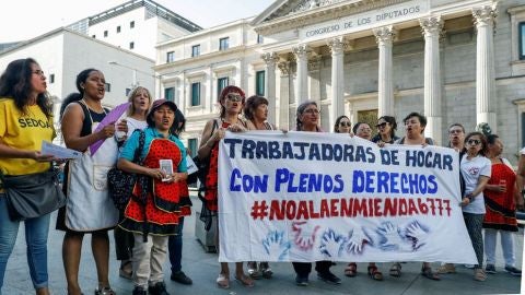 Empleadas del hogar manifest&aacute;ndose frente al Congreso