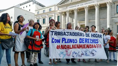 Empleadas del hogar manifestándose frente al Congreso Empleadas del hogar manifestándose frente al Congreso