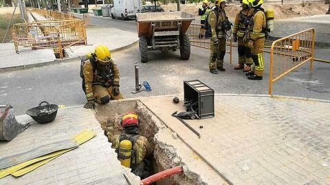 Efectivos de bomberos de Elche en la zona en la que se ha producido el escape de gas