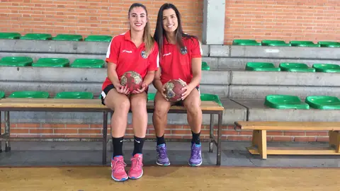 África Sempere y Lara González, en el Campus Elite Handball desarrollado en el polideportivo Isabel Fernández de Torrellano. BALONMANO