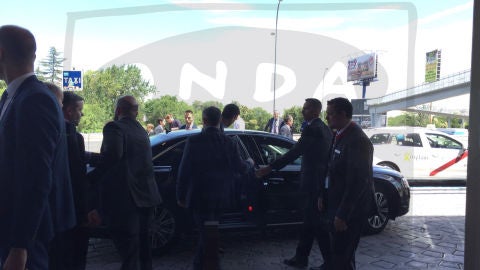 S&aacute;nchez entrando en el coche oficial tras visitar a Obama