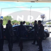 Sánchez entrando en el coche oficial tras visitar a Obama