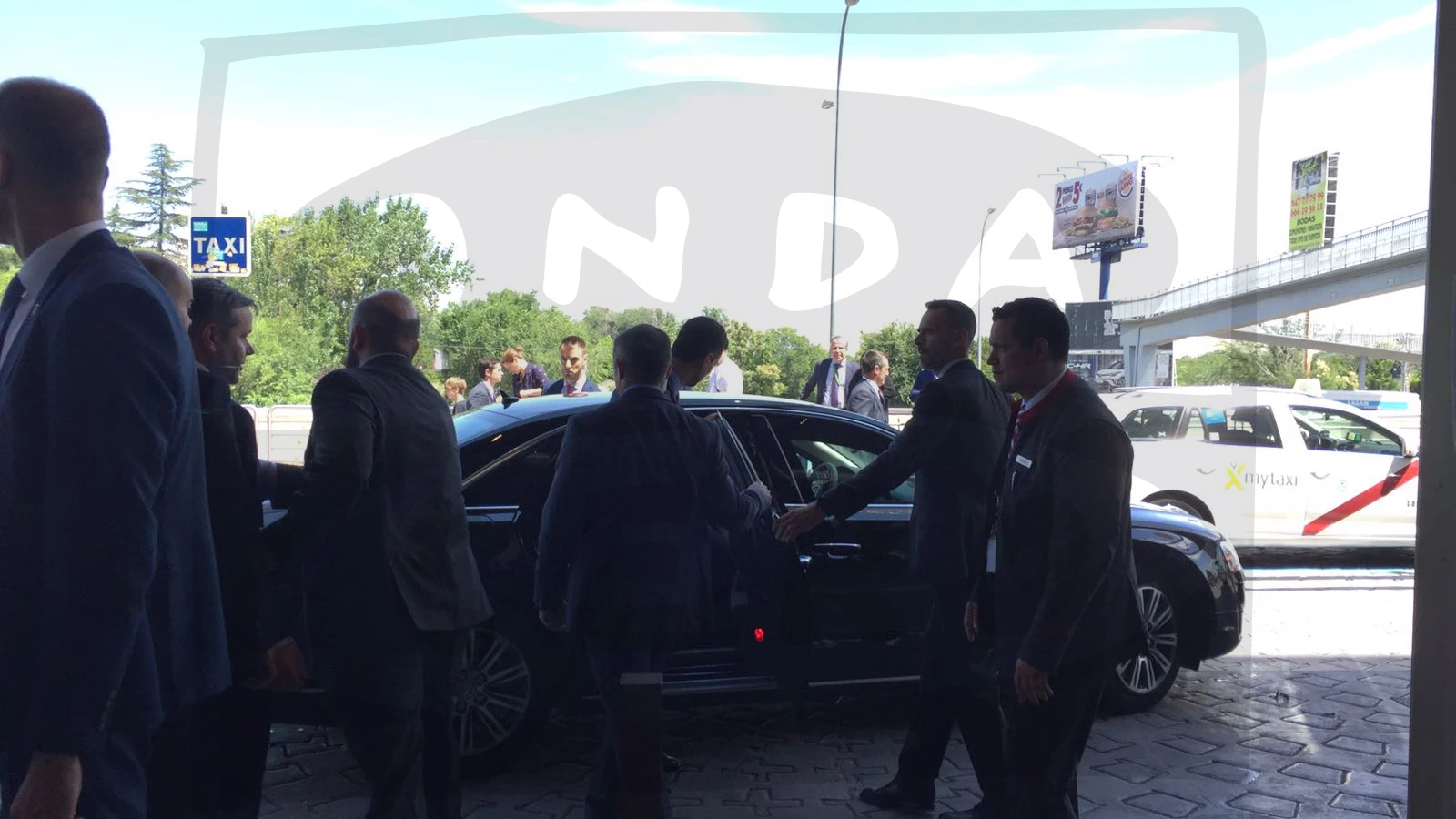 Sánchez entrando en el coche oficial tras visitar a Obama Sánchez entrando en el coche oficial tras visitar a Obama