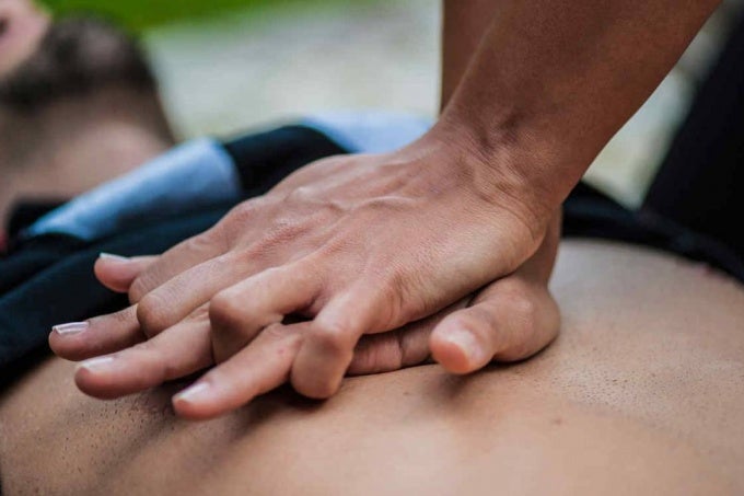 Reanimación cardiopulmonar al alcance de cualquier persona: cómo salvar una vida paso a paso Reanimación cardiopulmonar al alcance de cualquier persona: cómo salvar una vida paso a paso