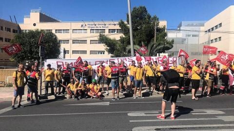 Trabajadores de las ambulancias de la Conselleria de Sanidad concentrados junto al Hospital de Elda
