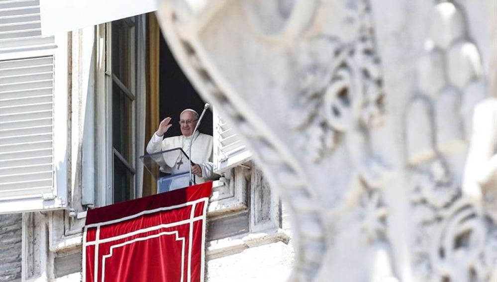 Papa Francisco da un discurso desde la ventana de su oficina en la Plaza de San Pedro