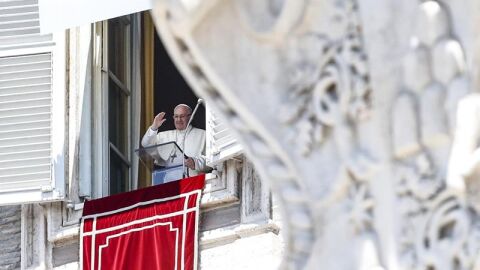 Papa Francisco da un discurso desde la ventana de su oficina en la San Pedro