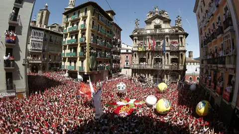 El buen ambiente inunda el chupinazo de San Fermín San Fermín - El buen ambiente inunda el chupinazo de San Fermín