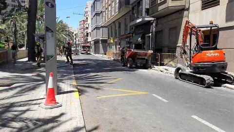 Bomberos en la zona en la que se ha producido el escape de gas en Elche