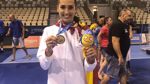 Lara González con la medalla de oro lograda en los Juegos del Mediterráneo de Tarragona. ELCHE CF