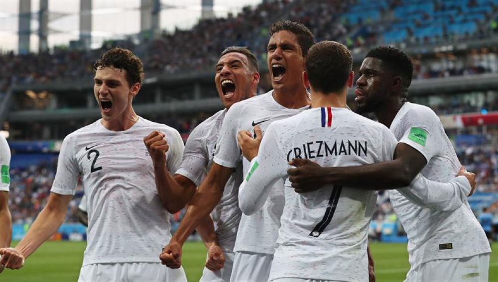 Francia celebra el gol de Varane ante Uruguay en los cuartos del Mundial de Rusia