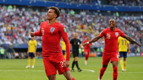 Dele Alli celebra su gol contra Suecia