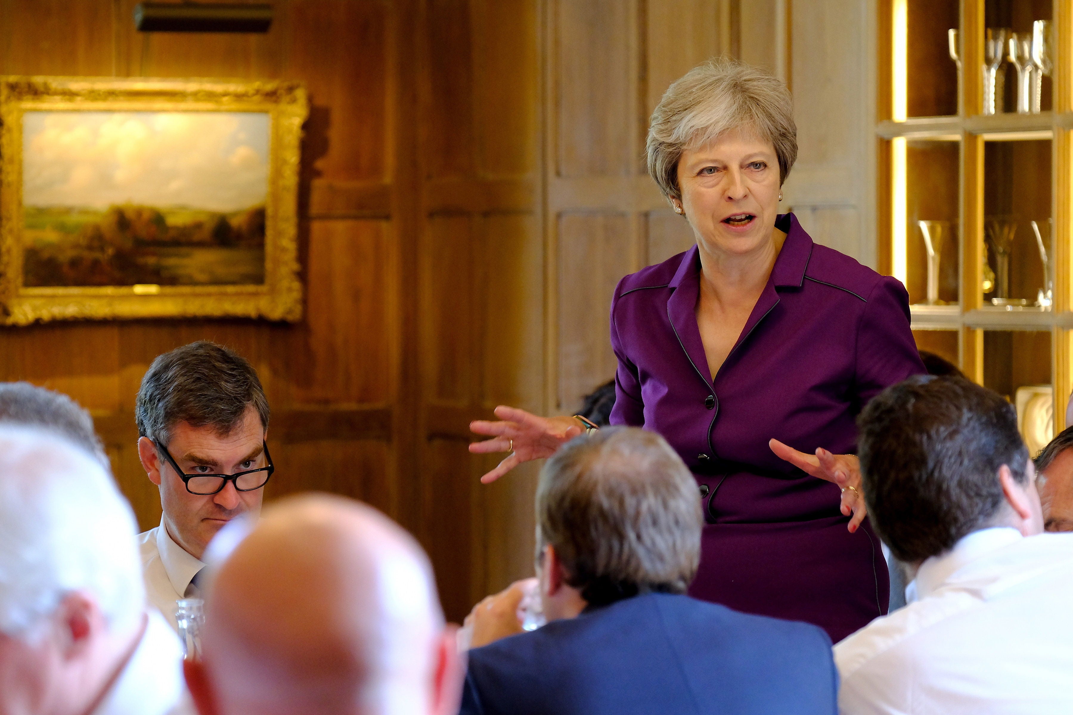 May defiende su plan de salida ante las dudas de Bruselas y las críticas internas May defiende su plan de salida ante las dudas de Bruselas y las críticas internas