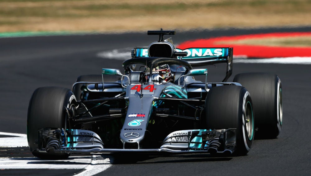 Lewis Hamilton, por Silverstone con el Mercedes