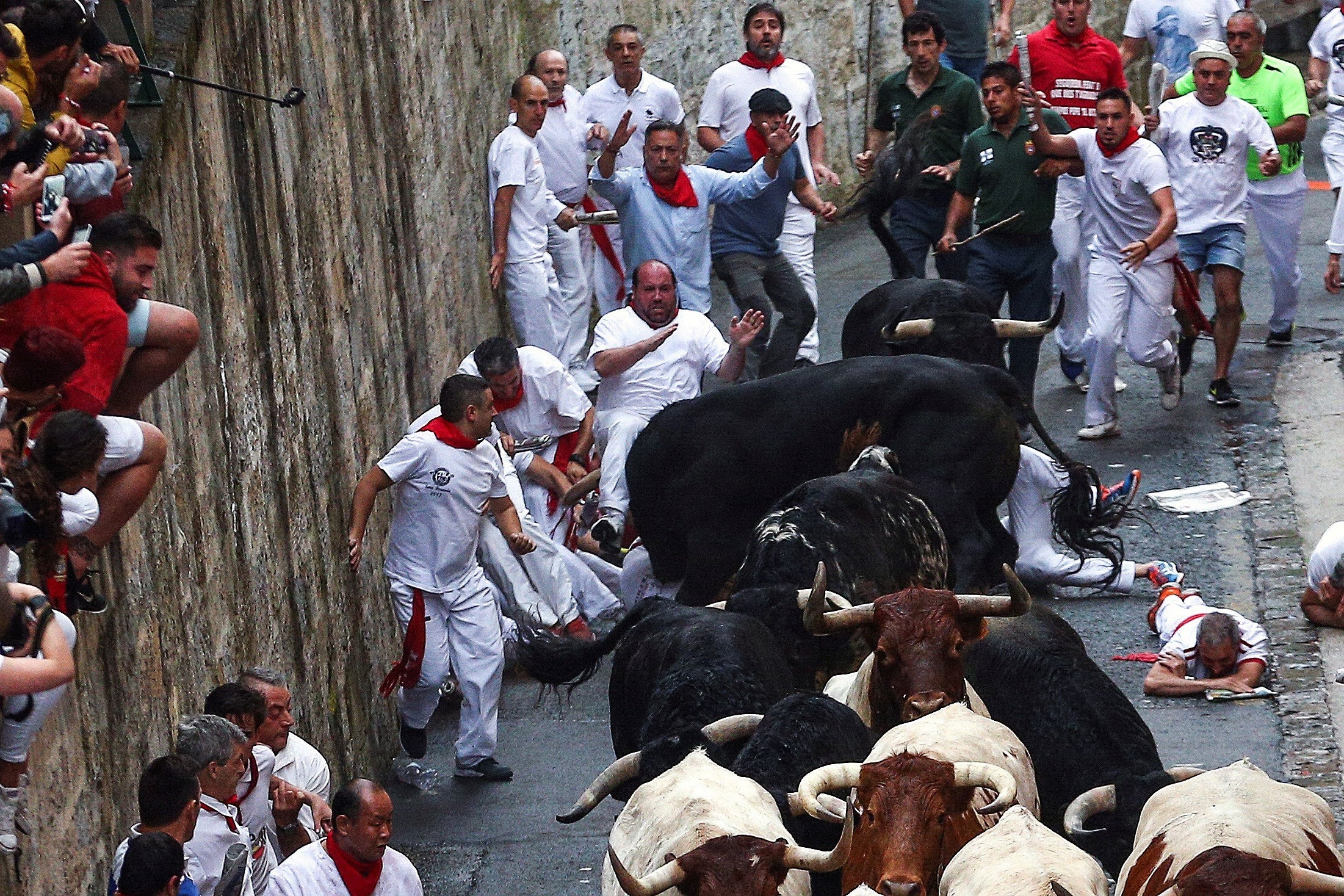 El primer encierro de San Fermín acaba con 2 heridos por asta de toro El primer encierro de San Fermín acaba con 2 heridos por asta de toro