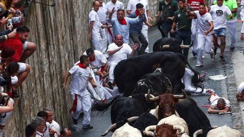 Los toros de la ganaderia salmantina de Puerto de San Lorenzo, han protagonizado el primer encierro de estos Sanfermines 2018. En la imagen, los corredores en el inicio de su recorrido