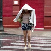 Una mujer camina bajo la lluvia durante una tormenta