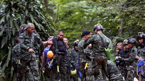 El equipo de rescate de los ni&ntilde;os y el adulto en Tailandia