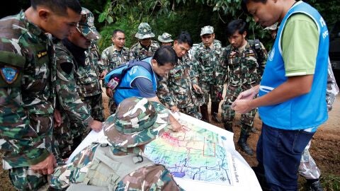 Los equipos de salvamento tailandeses examinan un mapa antes de proceder al rescate de doce ni&ntilde;os y un adulto