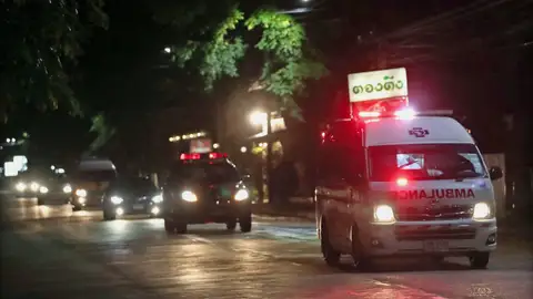 Ambulancias en Tailandia Un grupo de ambulancias transporta a los niños rescatados de la cueva de Tailandia