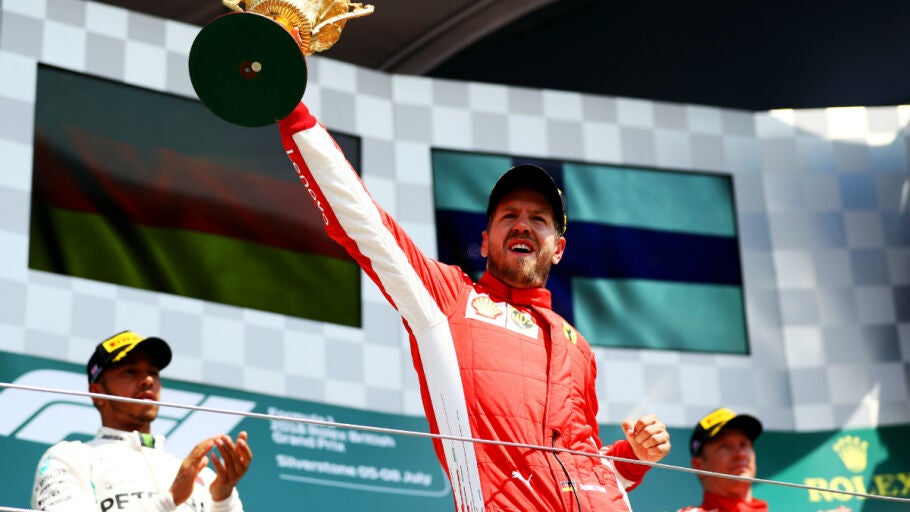 Vettel, con el trofeo del GP de Gran Breta&ntilde;a