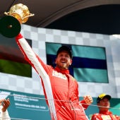 Vettel, con el trofeo del GP de Gran Bretaña