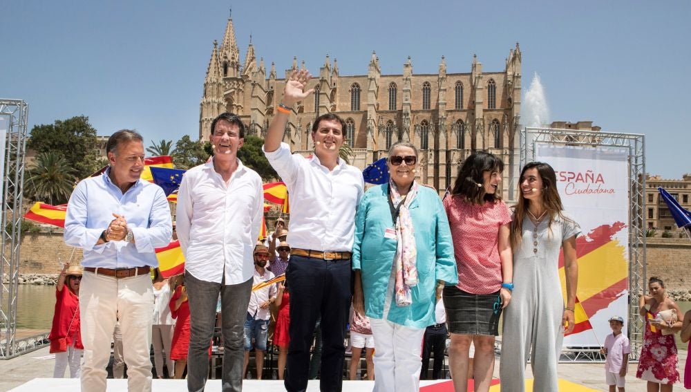 El presidente de Ciudadanos (Cs), Albert Rivera, acompañado por el ex primer ministro francés Manuel Valls, y el ex director general de la Policía Nacional y de la Guardia Civil Joan Mesquida, participan en el acto de la Plataforma España Ciudadana en Palma de Mallorca.