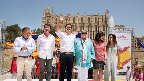 El presidente de Ciudadanos (Cs), Albert Rivera, acompa&ntilde;ado por el ex primer ministro franc&eacute;s Manuel Valls, y el ex director general de la Polic&iacute;a Nacional y de la Guardia Civil Joan Mesquida, participan en el acto de la Plataforma Espa&ntilde;a Ciudadana en Palma de Mallorca.