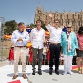 El presidente de Ciudadanos (Cs), Albert Rivera, acompañado por el ex primer ministro francés Manuel Valls, y el ex director general de la Policía Nacional y de la Guardia Civil Joan Mesquida, participan en el acto de la Plataforma España Ciudadana en Palma de Mallorca.