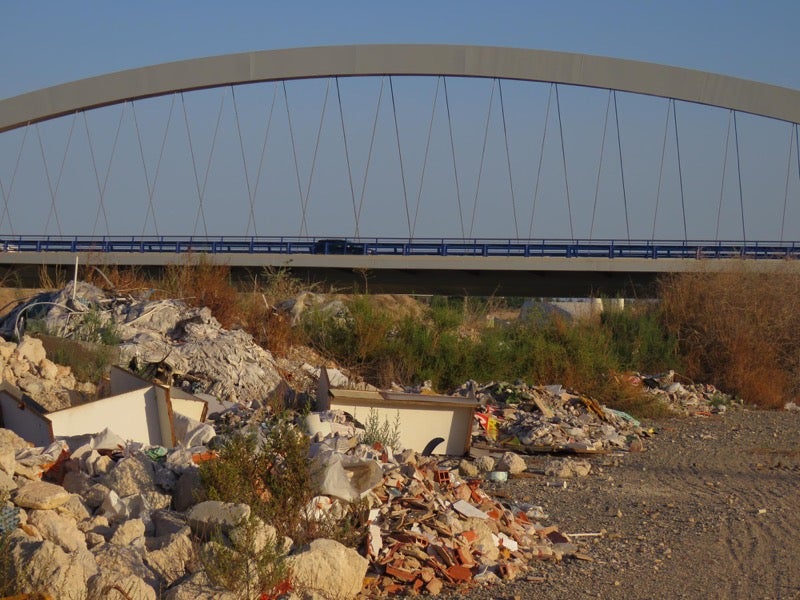 La Policía Local de Elche recuerda que el vertido ilegal de escombros conlleva sanciones económicas que pueden llegar a los 500 euros La Policía Local de Elche recuerda que el vertido ilegal de escombros conlleva sanciones económicas que pueden llegar a los 500 euros