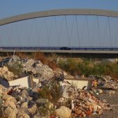 Vertido de basuras y escombros que abundan junto al puente sobre el Vinalopó de la Ronda Sur de Elche