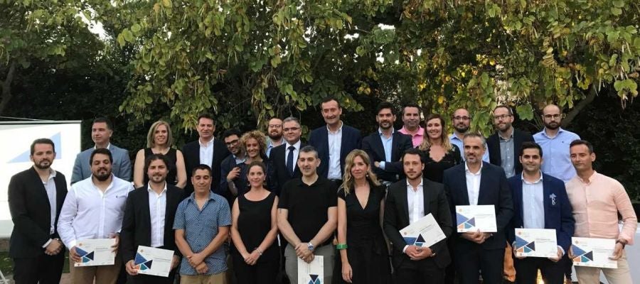 Jóvenes que han participado en el programa de JOVEMPA tras recoger sus diplomas Jóvenes que han participado en el programa de JOVEMPA tras recoger sus diplomas