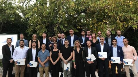 J&oacute;venes que han participado en el programa de JOVEMPA tras recoger sus diplomas