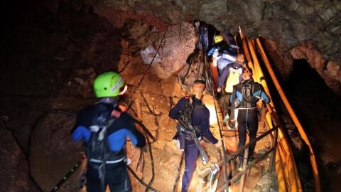 Personal militar tailand&eacute;s en las operaciones de rescate de los ni&ntilde;os y su entrenador atrapados en una cueva de Tailandia