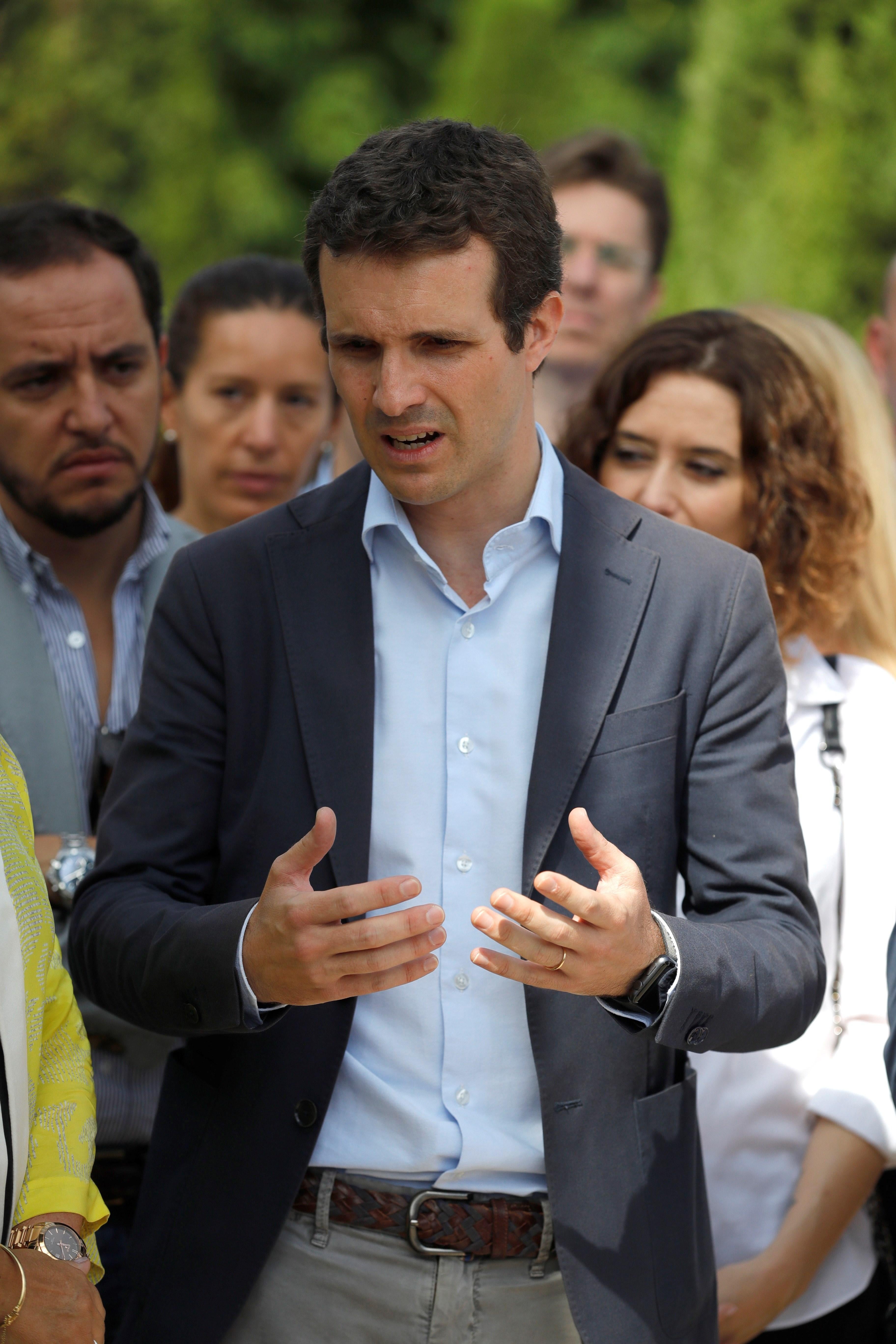 Casado pide formalmente un debate con Sáenz de Santamaría para "confrontar sus ideas" Casado pide formalmente un debate con Sáenz de Santamaría para "confrontar sus ideas"