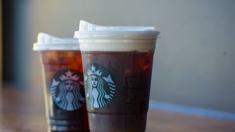 Dos vasos de Starbucks con nuevas tapas reciclable