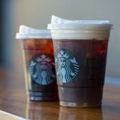 Dos vasos de Starbucks con nuevas tapas reciclable