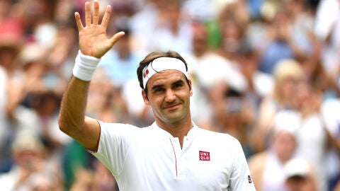 Federer saludando al p&uacute;blico tras vencer a Mannarino