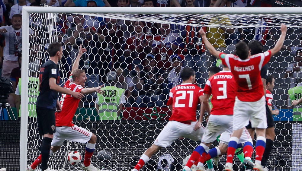 Los jugadores de Rusia celebran un gol ante Croacia