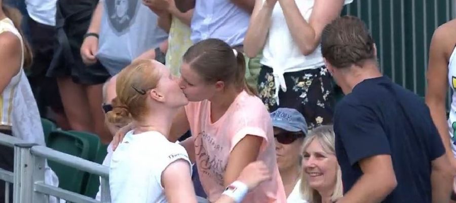 Alison Van Uytvanck se besa con su novia tras ganar el partido Alison Van Uytvanck se besa con su novia tras ganar el partido