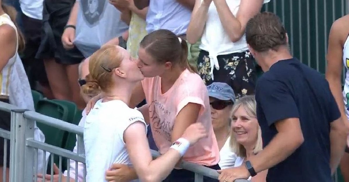 El beso de la tenista Van Uytvanck a su novia tras ganar en Wimbledon: "Soy gay, no tengo ninguna enfermedad" El beso de la tenista Van Uytvanck a su novia tras ganar en Wimbledon: "Soy gay, no tengo ninguna enfermedad"