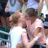 Alison Van Uytvanck se besa con su novia tras ganar el partido Alison Van Uytvanck se besa con su novia tras ganar el partido