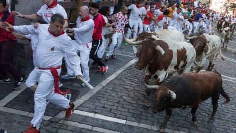 Los toros de la ganader&iacute;a Cebada Gago protagonizan el tercer encierro de los Sanfermines en Pamplona.