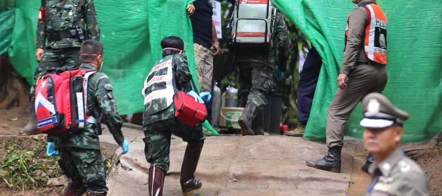 Personal médico accede a una zona restringida durante el rescate en Tailandia Personal médico accede a una zona restringida durante el rescate en Tailandia