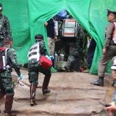 Personal médico accede a una zona restringida durante el rescate en Tailandia
