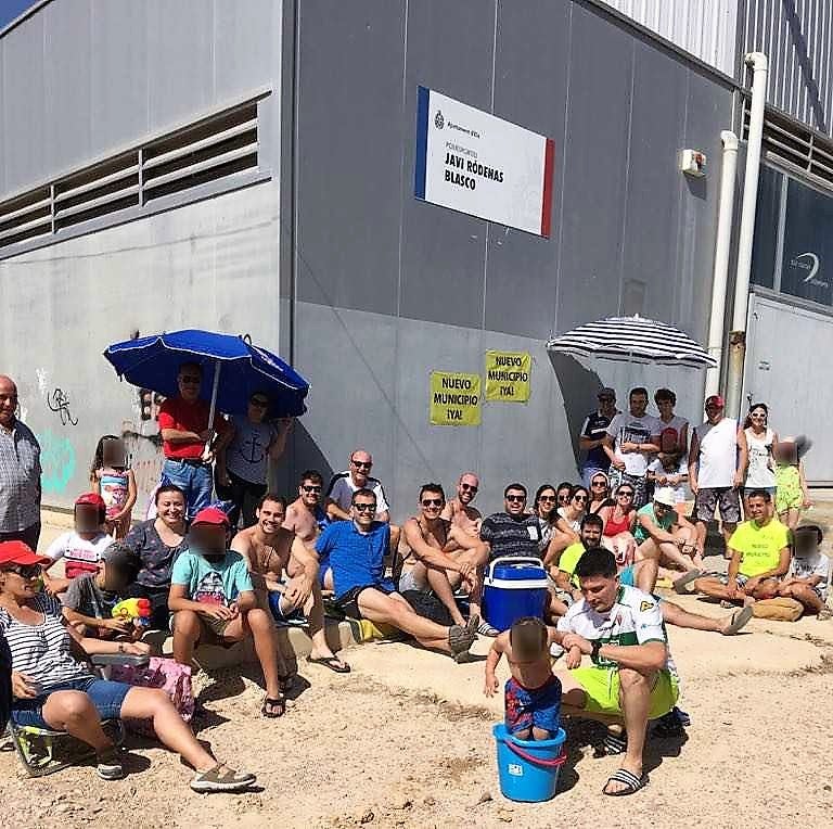 Vecinos de El Altet realizan una sentada en protesta por el retraso en la apertura de su piscina descubierta Vecinos de El Altet realizan una sentada en protesta por el retraso en la apertura de su piscina descubierta