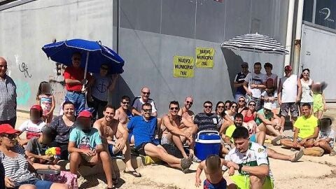 Protesta vecinal por el retraso de la apertura de la piscina de la pedan&iacute;a de El Altet de Elche