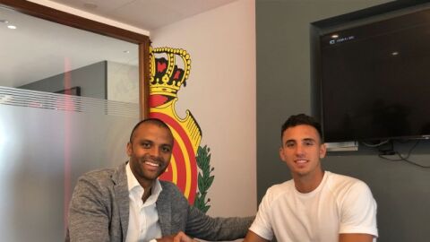 El director deportivo junto al nuevo fichaje del club mallorquinista.